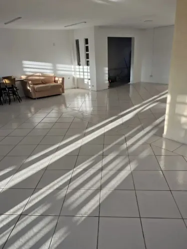 Sala comercial térrea no bairro Maracanã em Colombo.