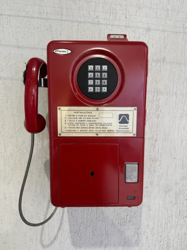 Orelhão Antigo Vermelho