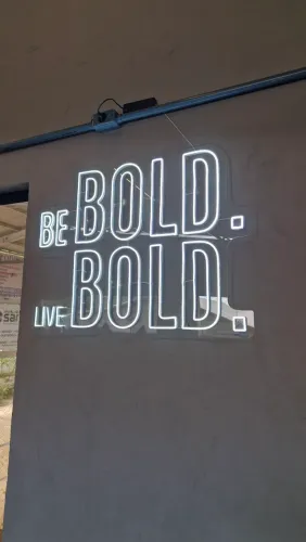 Letreiro BE BOLD. LIVE BOLD