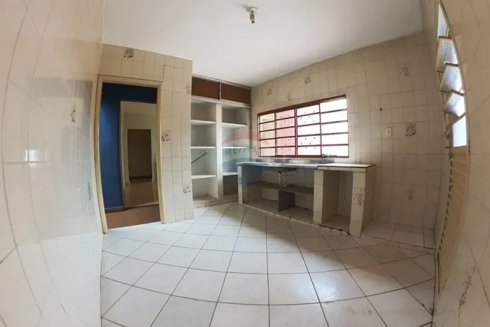 Casa à venda no Jardim São João, em Araras, com 3 quartos, 2 banheiros, 1 vaga. Próxima ao