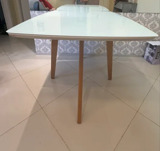 Mesa 4 lugares vidro laqueado e pernas de madeira