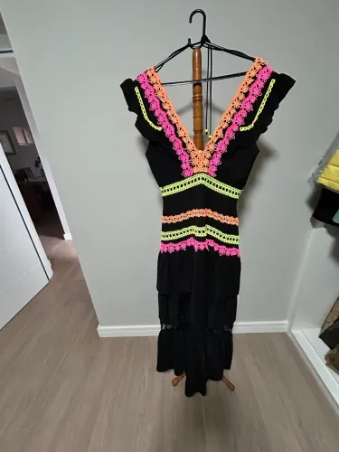 Vestido novo lança perfume com etiqueta