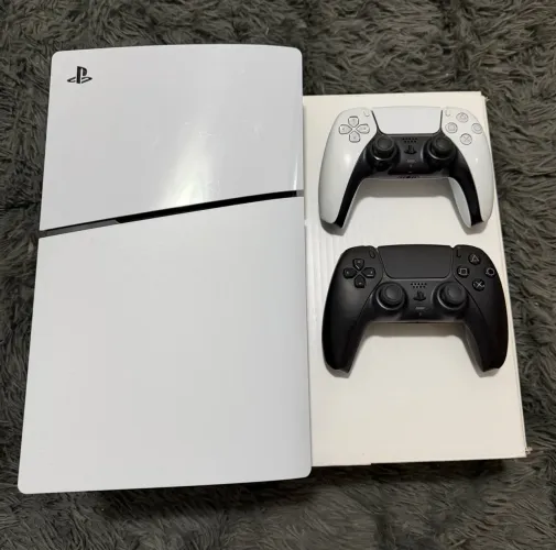 Playstation 5 slim 1TB Digital + 2 controles