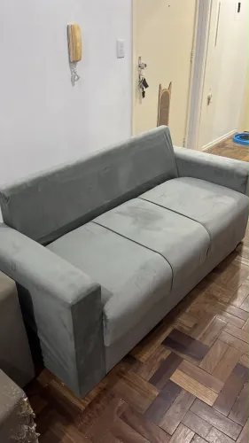 Sofá três lugares praticamente novo