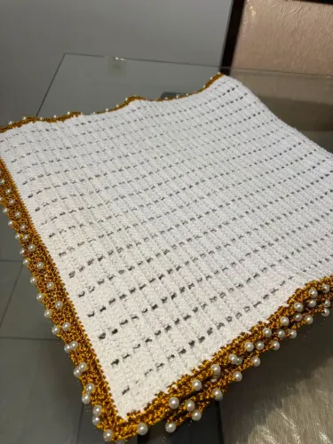 Passadeira de mesa trabalhada com perólas.