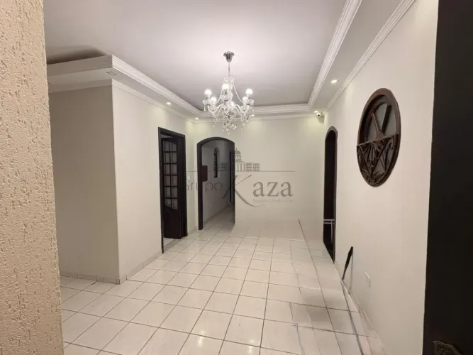 Oportunidade - Casa Térrea - Jardim Satélite - 4 Dormitórios - 250m².