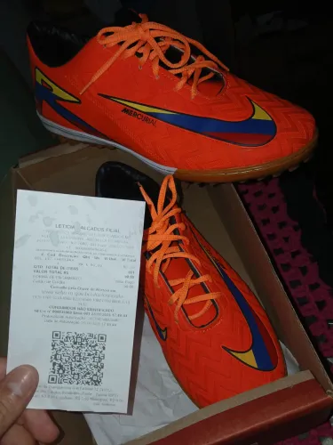 Vendo uma chuteira semi nova 