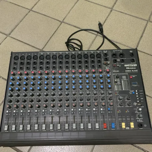 Vendo mesa de som de 16 canais bem nova