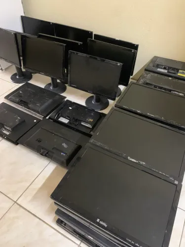 Lote com 50 monitores