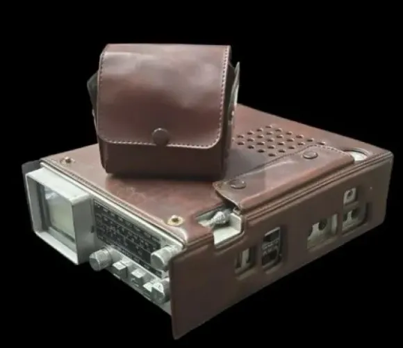 TV portátil ligando com fonte - vendida no estado - vintage com rádio integrado, muito pop