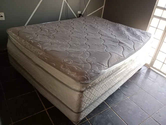 Cama Box Casal De Molas Ensacadas Bem Alta Higienizada 