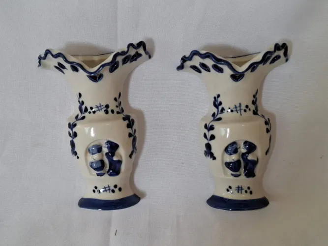 PAR DE MEDIAS FLOREIRAS DE PORCELANA PINTADA A MÃO