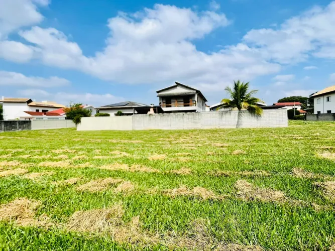 Terreno à venda no Condomínio Jardim das Hortênsias em Taubaté/SP.