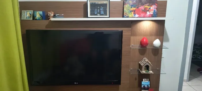 Raque de sala e uma bicicleta 