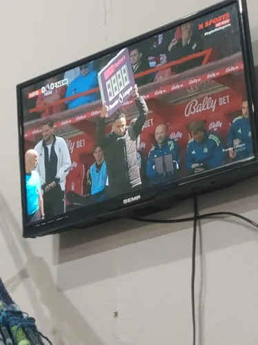 Vendo tv LED 24 polegadas perfeita,com controle e e antena,pega todos canais abertos,,ok