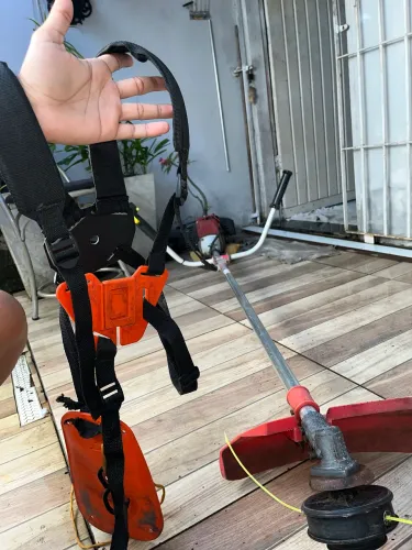 Roçadeira funcionando perfeitamente fazemos serviço de limpeza de terreno também !!!