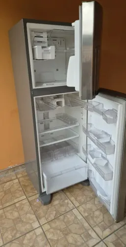 Vende-se geladeira Brastemp Ative! inox, 429Lt, funcionando perfeitamente.