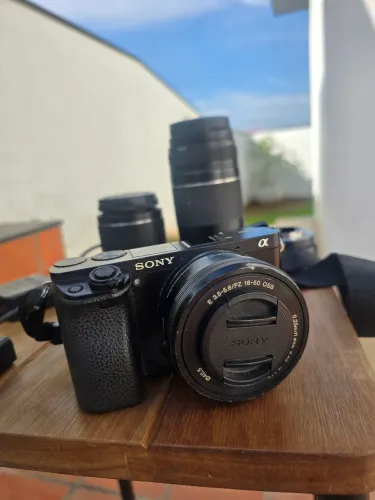 Sony Alpha 6000 + Kit Completo com Lentes Canon, Adaptador e Acessórios