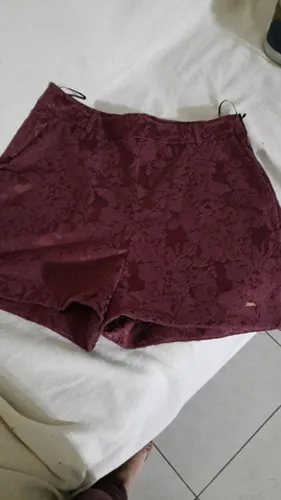 Lindo Shorts em Jacquard, cor vinho. Tam 40. 45,00