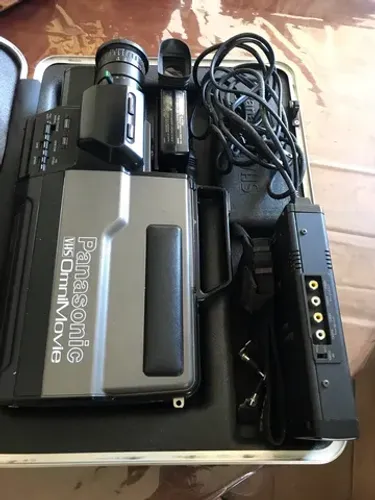Filmadora modelo OmniMovie com acessórios e mala