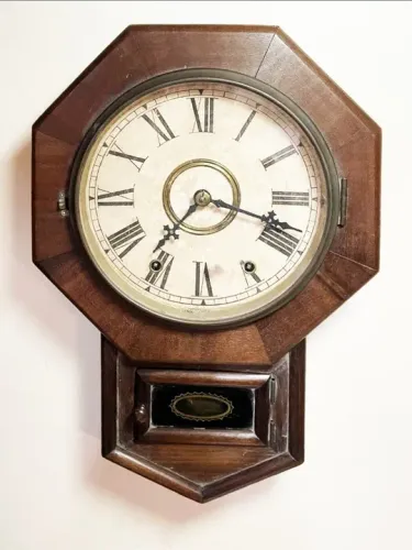 relógio de parede modelo gravata, medidas 45 x 32 cm