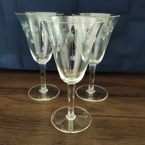 2 Taças de vinho antigas em cristal fina