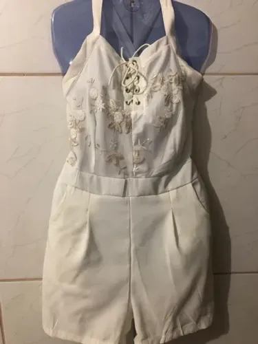 Macacão bege com detalhes dourado (P)