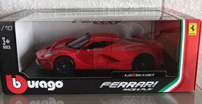 Miniatura Ferrari la Ferrari escala 1/18 nova lacrada 