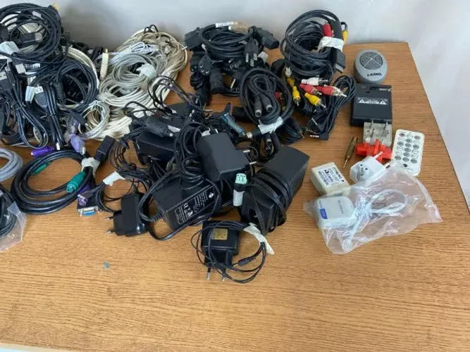 83 Cabos diversos de áudio, vídeo e PC
