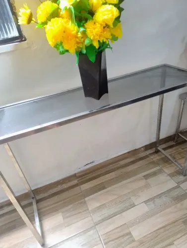Aparador em aço inox com tampa de vidro