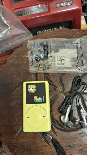 Rádio com fone de ouvido a pilha Bob Esponja da Estrela, produto origianal Viacon