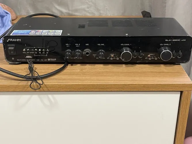 Amplificador frahm e 2 caixas JBL 
