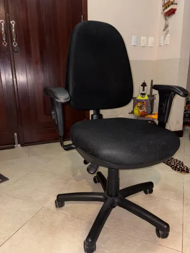 Cadeira de escritório giratória com braços ajustáveis - preta