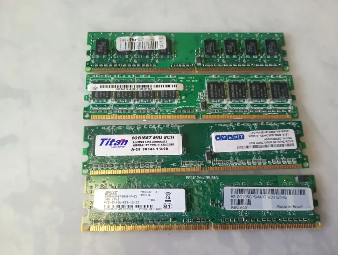 Memórias RAM DDR2 1GB para pc às 4 por 40 reais