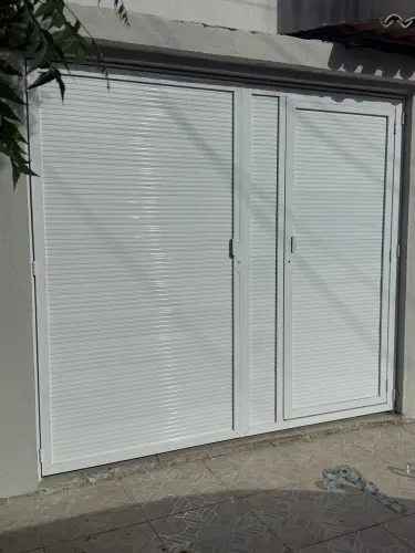 Portão em alumínio corrediço automático padrão de garagem com social. Instalado