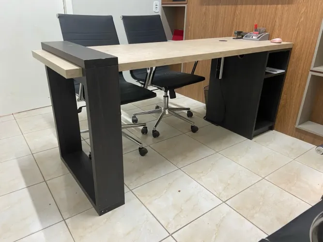 Mesa de Escritório Imponente e Moderna