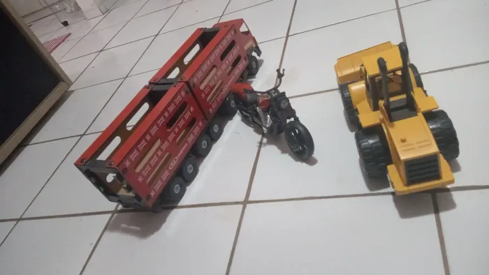 Três brinquedos.Caminhão..escavadeira .. noto.