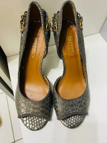 Sandália Arezzo peep toe prata envelhecido.