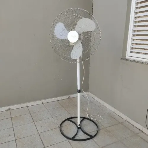 Ventilador ARGE 60 cm de coluna com defeito.