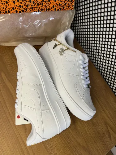 Nike Air Force 1 Branco com Detalhes Dourados