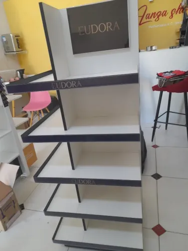 Móvel Expositor Profissional para Perfumaria e Beleza - Excelente Estado