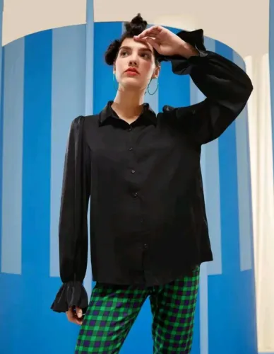 Camisa social feminina preta com mangas bufantes