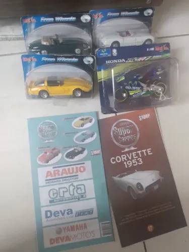Três carrinhos e uma moto
