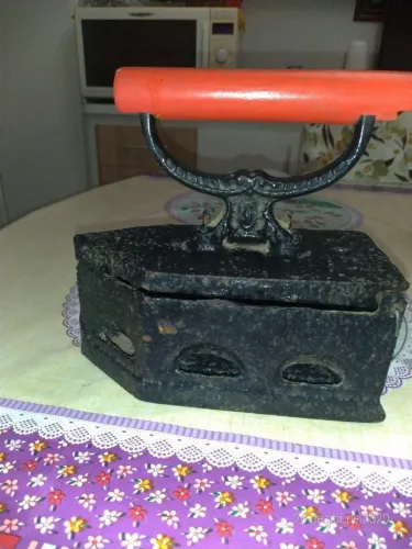 Ferro de Passar Antigo a carvão 
