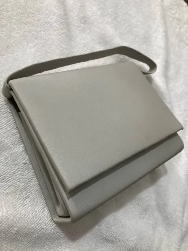 Bolsa de mão cetim cinza claro prateada 