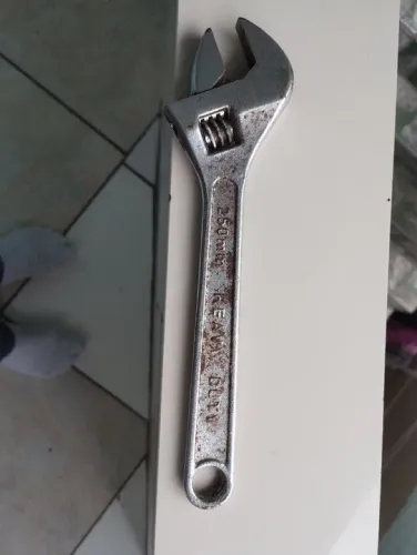 Vendo uma chave inglesa 