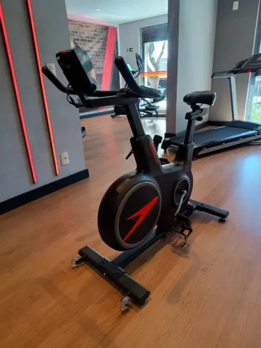 Bicicleta Spinning Speedo com conexão Bluetooth