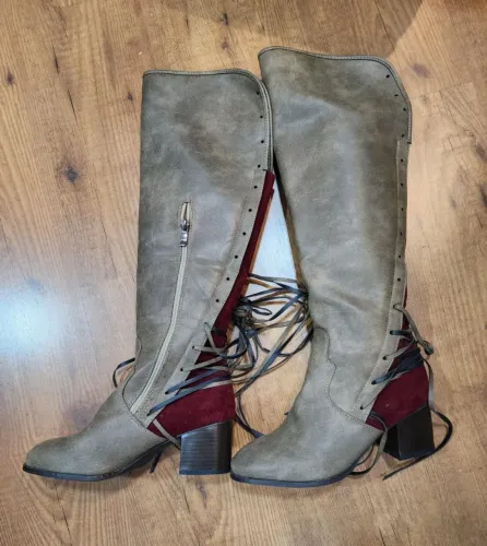 Botas Over the Knee com Detalhes em Bordô