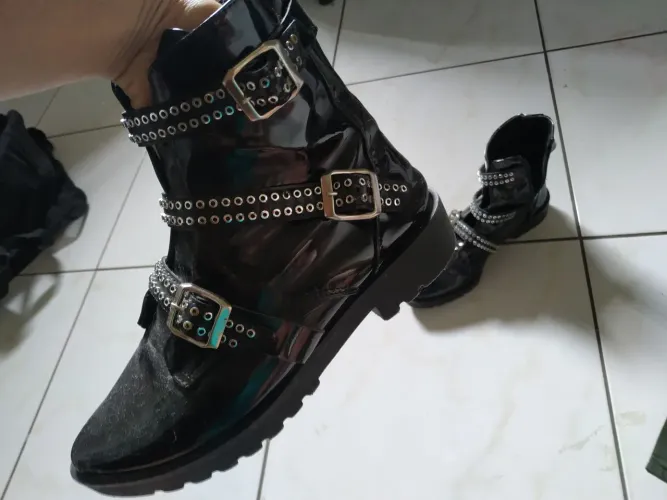 Botinha com ilhóses