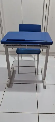 Mesa com cadeira escolar
